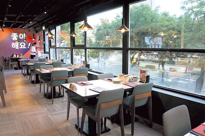 位在台北市西门町闹区的〈初瓦韩式料理〉餐厅，有大片玻璃窗可欣赏街景。图／姚舜