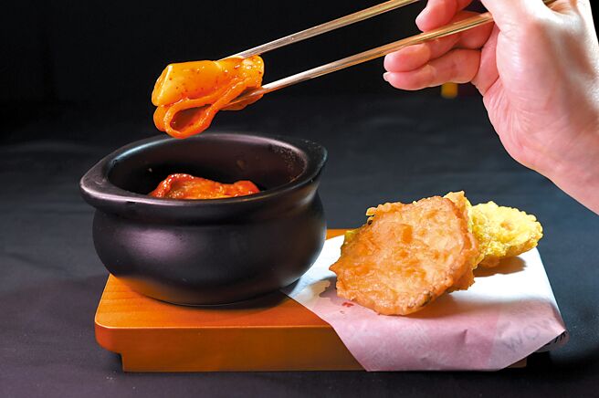 〈阿珠妈辣炒年糕〉韩式年糕口感特别Q弹。图／姚舜