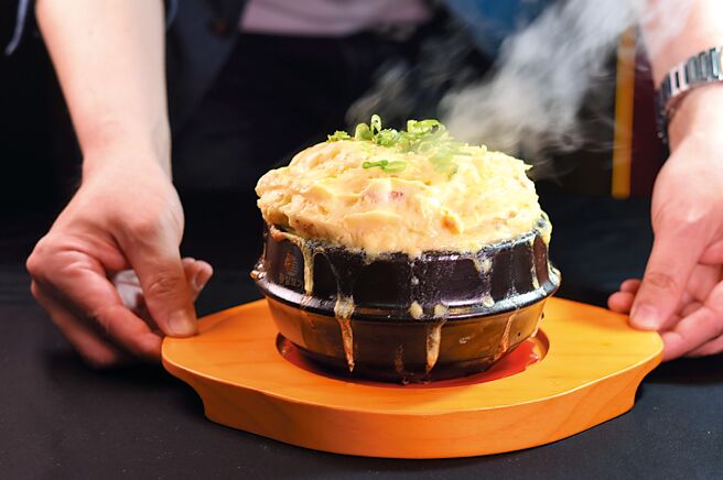 〈起司熔岩爆锅蒸蛋〉是在蒸蛋中加了起司，蒸蛋的高汤中并加了虾酱、葱花和芝麻油提味。图／姚舜