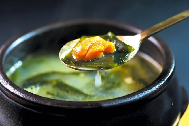 〈济州岛海胆海带汤〉是以柴鱼汤为底，汤内有大量海带、蛤蜊、透抽、海胆等，是一海味十足的解酒汤。图／姚舜