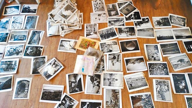 邹森均画廊遭祝融，损失惨重，然意外发现有一些保存在硬纸盒里的黑白照片竟然都完好。图／业者提供