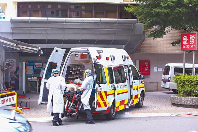 台湾昨出现首名BA.5社区感染本土个案，为北部1名20多岁女子，同时也是首例重复感染BA.5的个案。图为医院急门诊民眾前往就医（非新闻当事人）。（本报资料照片）