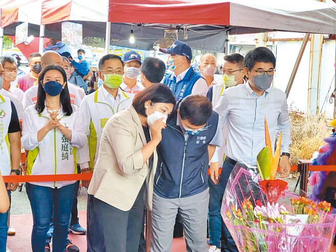 立委劉建國（前排右）獲民進黨徵召參選，15日首次與雲林縣長張麗善（前排左）在南鎮石牛溪橋竣工祈福典禮上同台，張、劉二人保持風度但無交集。（周麗蘭攝）