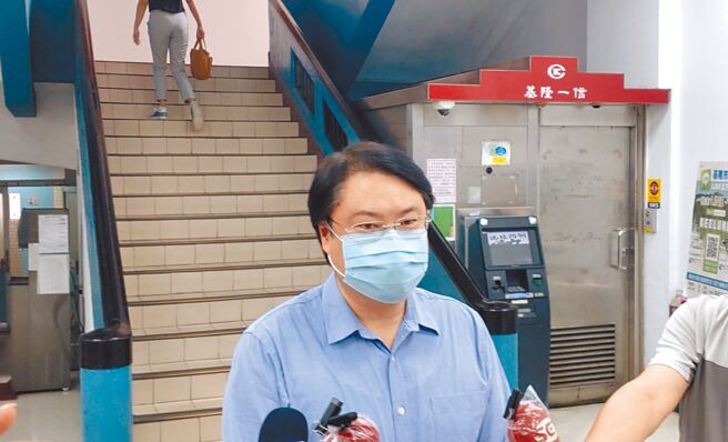 基隆市长林右昌解隔离首日，受访时建议民眾做好防疫，最好不要确诊。（张志康摄）