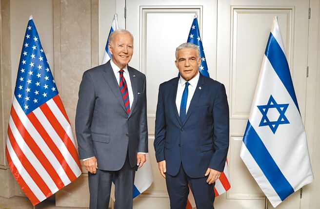 沙乌地阿拉伯在美国总统拜登到访前，解除了对往返以色列飞机的领空限制。图为拜登与以色列代总理拉皮德14日在耶路撒冷会晤。（新华社）