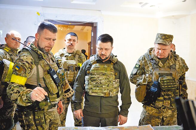 澤倫斯基痛批，世界上沒有其他國家像俄羅斯一樣，允許每天用巡弋飛彈和火箭砲，奪走一般百姓的生命，他呼籲國際刑事法院開設特別法庭，追究俄羅斯的戰爭罪、危害人類罪、種族滅絕罪。（新華社）