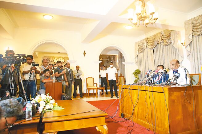 斯里兰卡议长阿贝瓦迪那15日宣布，总统拉贾帕克萨正式辞职。（新华社）