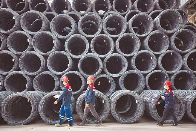 大陆国务院初步核算上半年大陆国内生产总值为56兆2642亿元人民币、年增率2.5％。图为四川达州一轧钢厂工人从钢材前经过。（中新社）