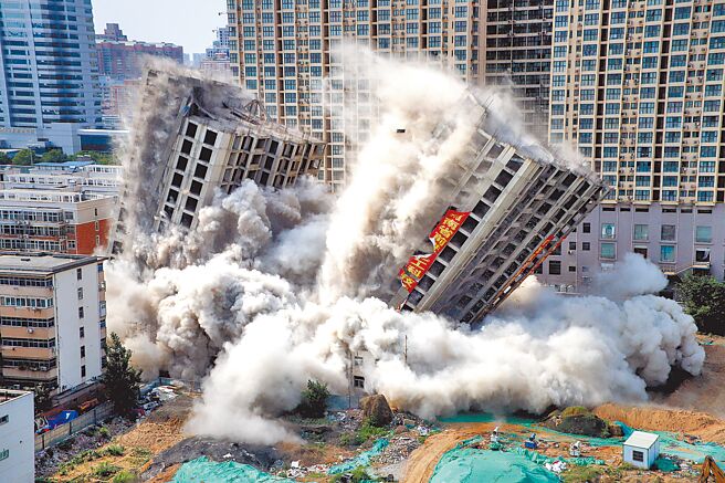 西安市14日晚发布《关于防范商品房延期交房增量问题的工作措施》，有6条13款。图为河南郑州市两栋烂尾楼2019年被爆破拆除的画面。（中新社）