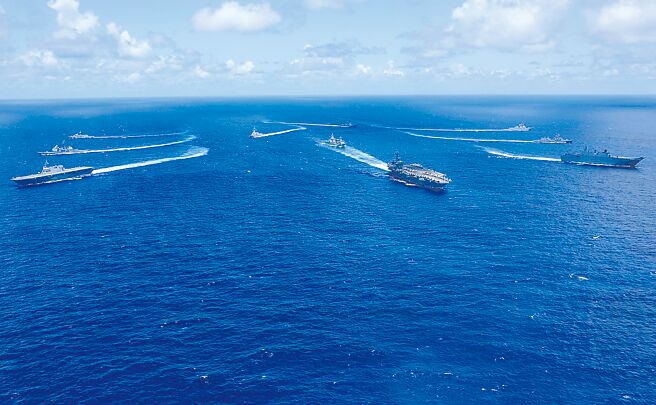 美国眾议院14日通过《2023财政年度国防授权法案》，支持邀请台湾参与2024年环太平洋军演。图为6月29日环太平洋军演，美军林肯号航舰战斗群、日本海上自卫队与澳洲皇家海军船舰编队航行。（摘自RIMPAC脸书）