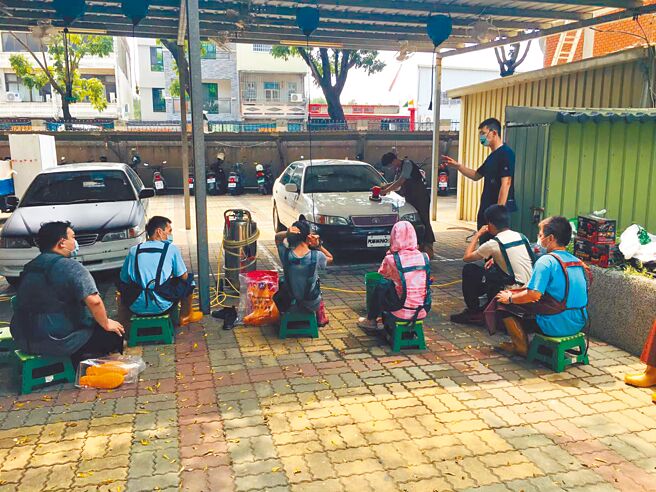 方舟就業服務協會辦理身障者職業訓練，連續2年受疫情影響而停辦，圖為身障者洗車班教學。（方舟就業服務協會提供／林雅惠高雄傳真）