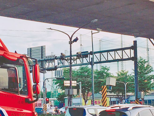 凤顶过埤路口科技执法设备监视摄像头。（崔正纲摄）