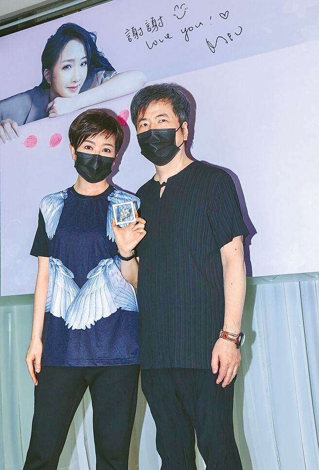 黃國倫（右）昨和寇乃馨參與朱俐靜人生的「畢業典禮」。（羅永銘）