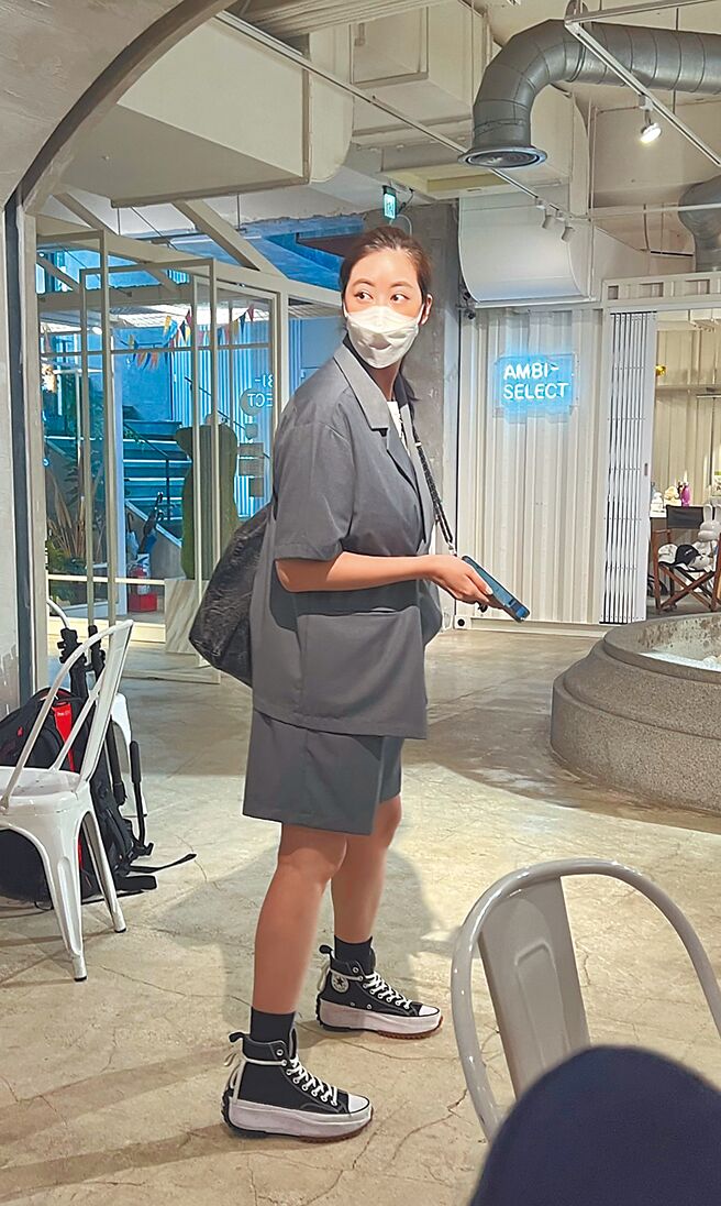 林哲熹女友昨低调现身记者会。（王思颖摄）