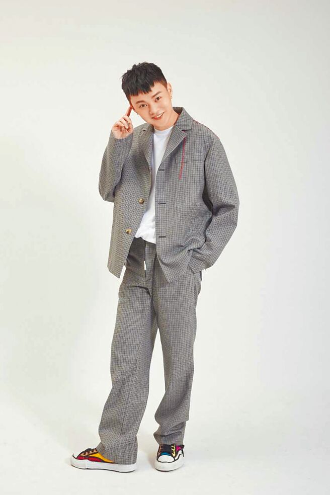 许富凯（见图）、韦礼安为一年一度「竹北新月沙滩海洋音乐嘉年华」献唱。（中视提供）