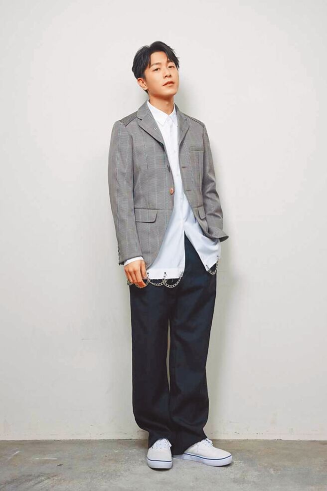 许富凯、韦礼安（见图）为一年一度「竹北新月沙滩海洋音乐嘉年华」献唱。（中视提供）