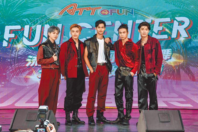 《原子少年》的火星成员何书玮（左起）、李哲言、夏浦洋、MAX以及陈峻廷昨为「ATT FUN Center中心音乐节」打头阵。（ATT集团提供）
