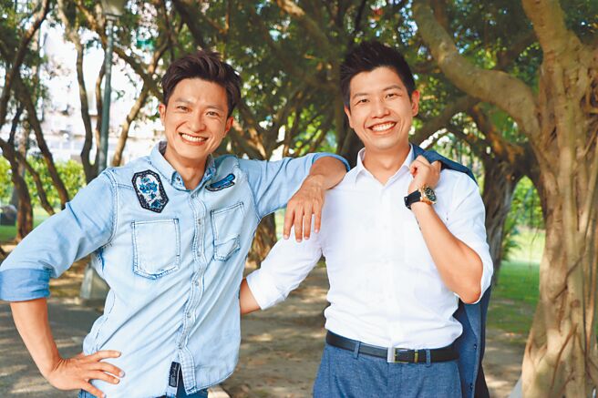 主播简至豪（左）、赖正铠合作主持网路节目《来去CHECK IN》，带观眾探索生活。（中天新闻提供）