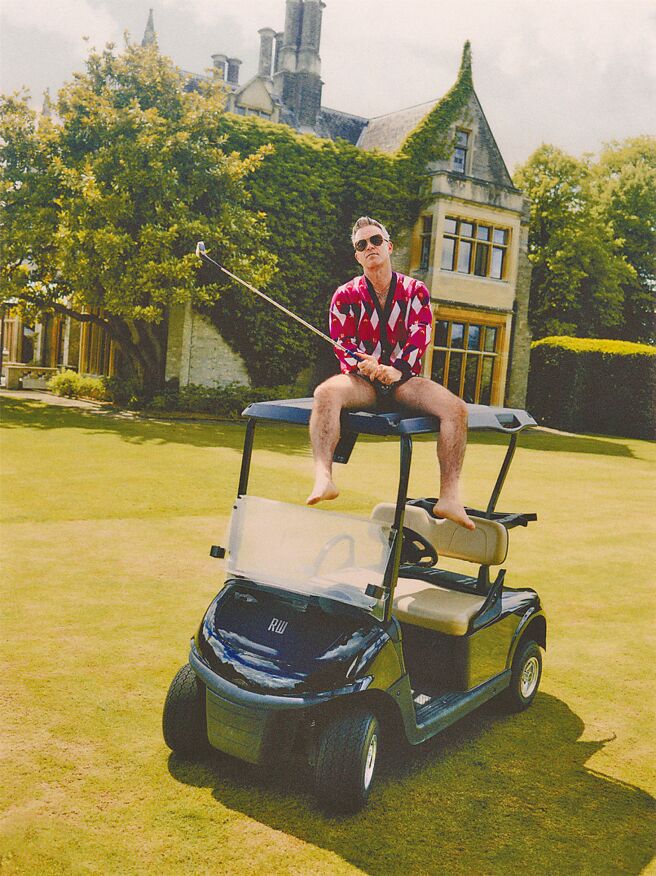 罗比威廉斯与瑞典品牌J.LINDEBERG首度携手推出Argyle联名系列，展示出眾的时髦风格。（J.LINDEBERG提供）