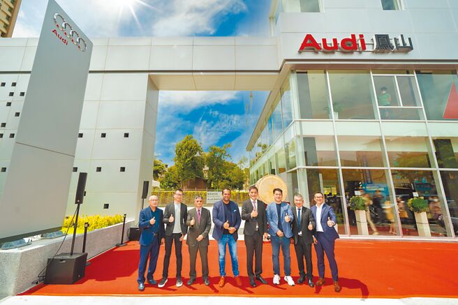台湾奥迪携手经销商伙伴奥迪南部汽车加速拓展通路据点，昨（15日）正式成立Audi凤山展示暨服务中心。台湾奥迪总裁安萨瑞Rahil Ansari（见图，左四）开心表示，随着全新「Audi凤山」启用，Audi在南台湾重点市场区域经营更迈进一步，让四环车主及顾客无论任何时刻来到这里就像回到家一样舒适自在。（陈大任）