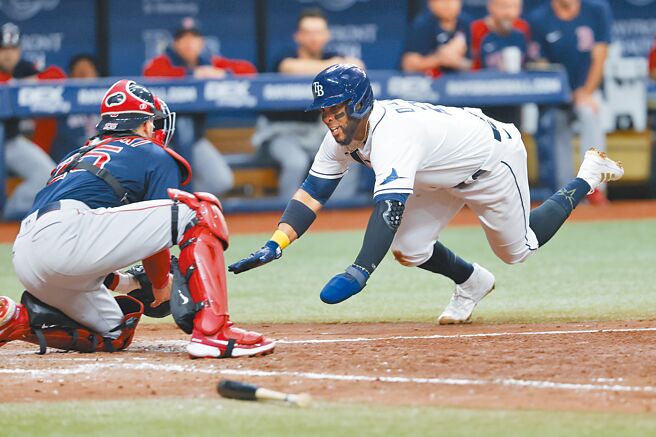 狄亚兹（右）7局下趁崔志万的二垒打硬闯本垒，虽然遭红袜捕手普拉威基触杀，但不影响光芒的5分大局。（美联社）