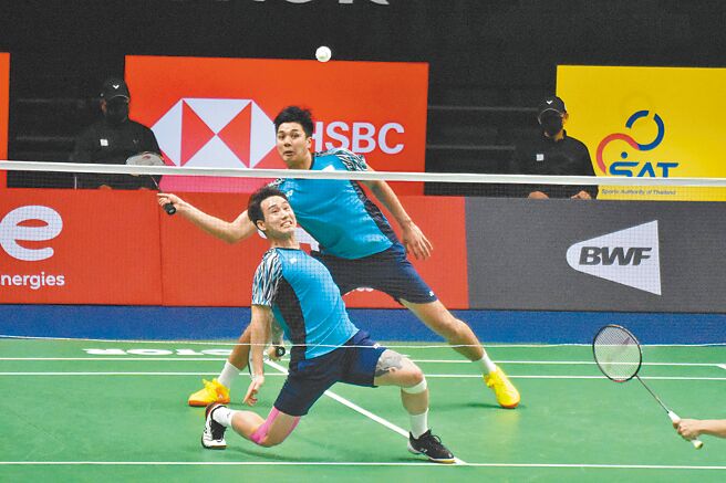 盧敬堯（後）、楊博涵在新加坡公開賽不敵印尼對手，止步男雙8強，圖為兩人5月參加湯姆斯盃比賽照。（中央社）