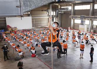 用鏡頭看台灣》爬竿舉重拉單槓 桃機消防體能超越運動員