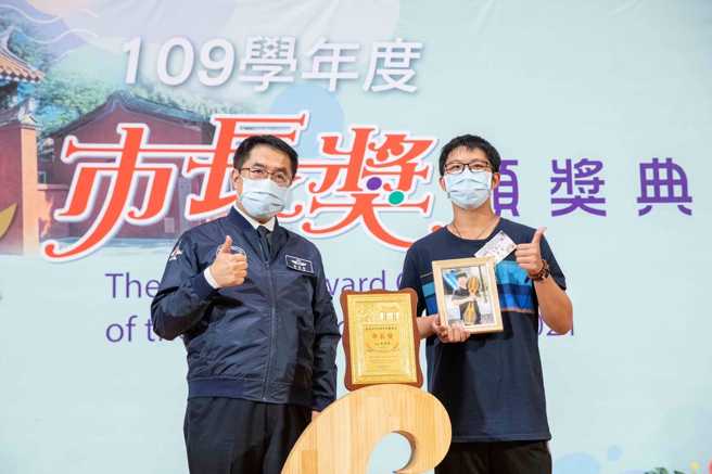 不幸病逝的郭同学由哥哥（右）带着相片与黄伟哲（左）合照。（图 / 翻摄自黄伟哲脸书）