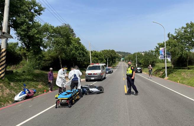 金门昨日下午发生机车撞机车，造成2名女骑士受伤送医事故。（警方提供）