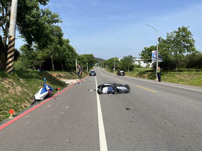 事故现场机车相撞倒地，所幸2名女骑士只是擦挫伤送医。（警方提供）