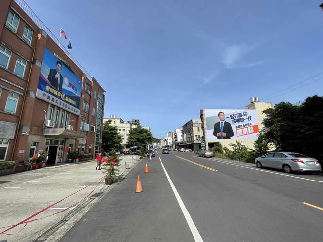 国民党主席朱立伦17日赴苗栗县党部，坚持参选到底的苗栗县议长锺东锦刻意在前一天在党部旁挂上竞选看板。（读者提供／谢明俊苗栗传真）
