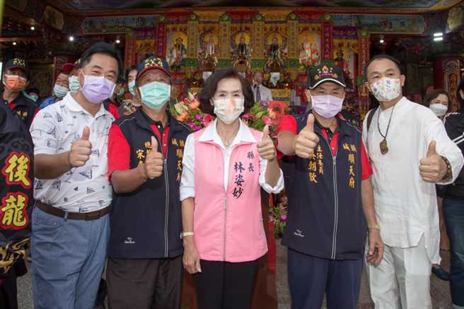 林姿妙誠心參拜池府王爺廟。（取自林姿妙臉書）