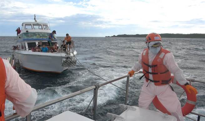 游艇海外失动力，海巡驰援解危机。(海巡署提供)