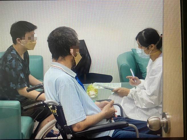 新竹市府社會處陪同人（左）協助個案就醫評估。（新竹市政府提供／王惠慧新竹傳真）