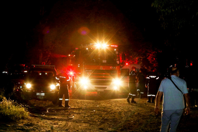 一架乌克兰货机16日深夜坠毁在希腊北部，现场持续爆炸长达2小时，导致大批消防车无法靠近灌救。（图／路透社）