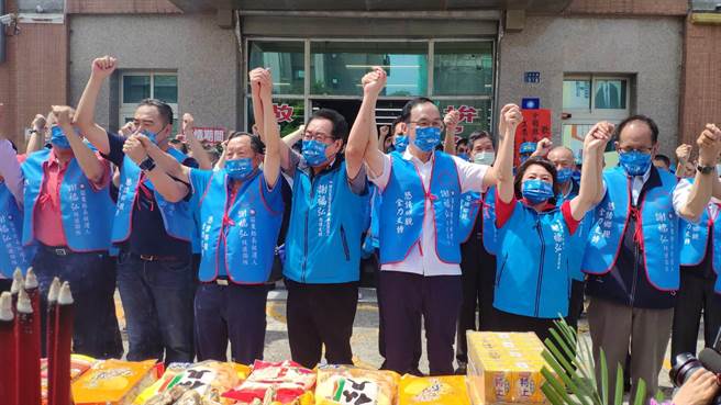 朱立倫等人今天到苗栗為縣長參選人謝福弘加油打氣。（李京昇攝）