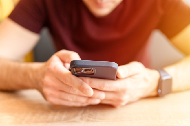 一名男网友将近日收到多封证券诈骗广告简讯，依照简讯上提供的LINE ID，把所有人加好友，并加进他创建的LINE群组后，以老板的口吻要求群组内的人回报业绩。（图／示意图，达志影像）