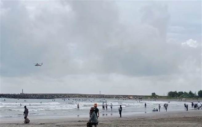 男大生在渔光岛旧秋茂园附近海域溺水，海巡人员派出直升机在附近海域搜救。（台南市消防局提供／程炳璋台南传真）