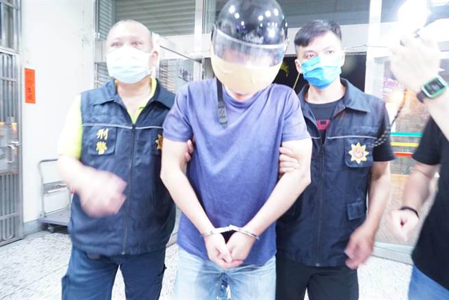 犯下康建公司4死1伤血案的凶嫌李鸿渊（中）告诉办案警员，遭枪击的5人均是他的设定目标，让赖敏男生还是失手。（本报资料照片）