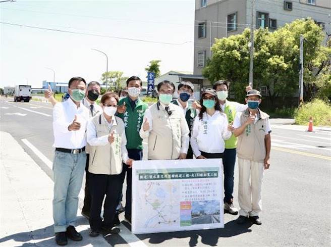 台南市长黄伟哲（第一排中）视察「国道8号台南系统交流道改善及跨南133线路口立体化工程」。（台南市政府提供／张毓翎台南传真）