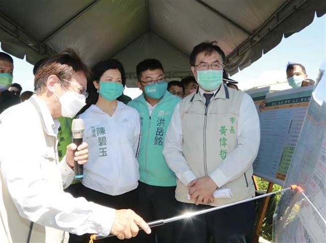台南市长黄伟哲（右一）视察「国道8号台南系统交流道改善及跨南133线路口立体化工程」。（台南市政府提供／张毓翎台南传真）
