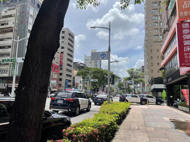 中正路上今早多辆警车停放在路边。（洪靖宜摄）