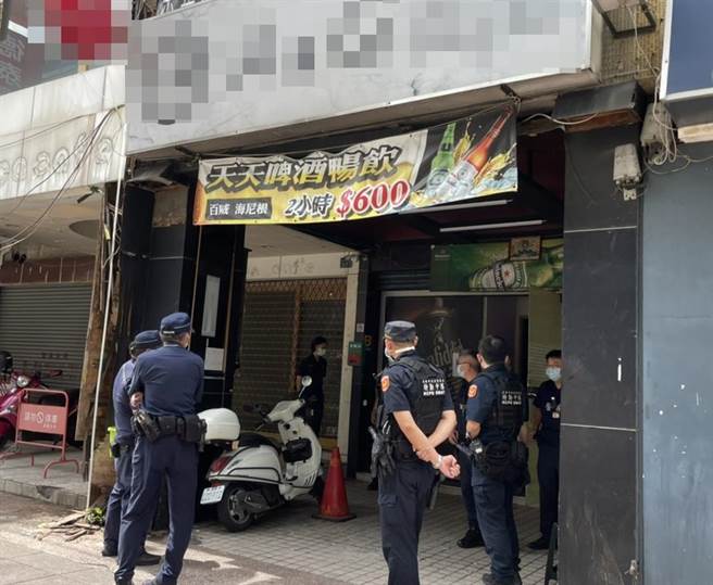 一大早酒吧前就有许多警察到场。（洪靖宜摄）