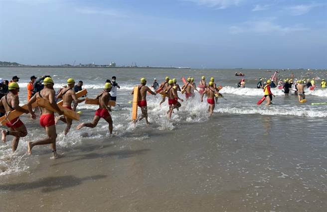 2022搶灘料羅灣海上長泳今天在82據點登場，台金兩地近千位「泳士」開心奔向大海。（縣府提供）