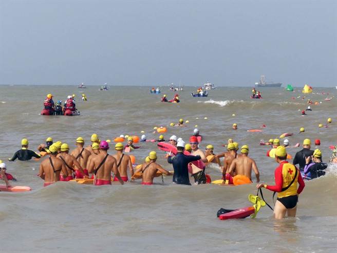 搶灘料羅灣海上盛會將昔日烽火連天，如今硝煙散盡的海岸妝點出繽紛熱鬧的好風光。（縣府提供）