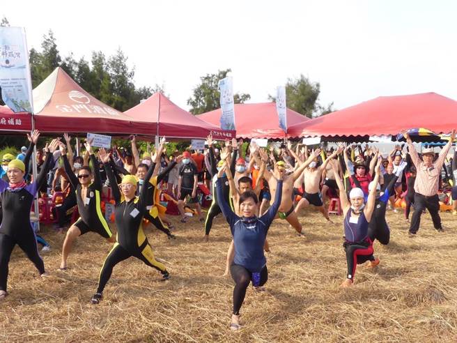 邁向第19屆的2022年搶灘料羅灣海上長泳，今年報名人數限定1000人，實際檢錄人數981人，其中金門籍276人，其餘是從台灣本島跨海共襄盛。（縣府提供）