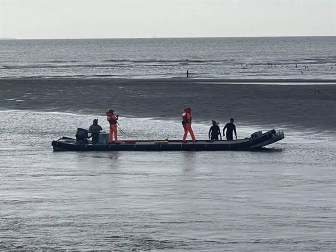 台中市民黃姓男子與友人（右）受困沙洲，在海巡人員及漁民協助下順利回到岸上。（海巡署中部分署第四岸巡隊提供）