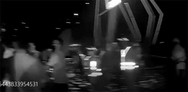 潘姓酒客在夜店外持续大声叫嚣，警方制止不听，最后出动辣椒水。(民眾提供／林欣仪台中传真)