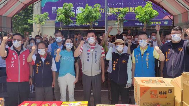 苗栗议长锺东锦等人高喊当选。（李京升摄）