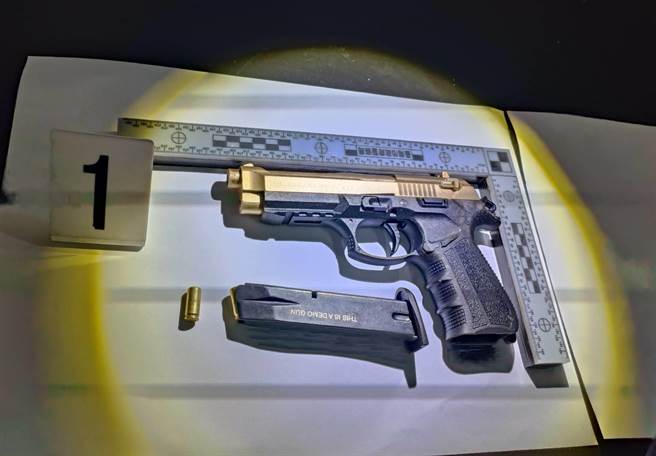 进香团大乱斗，警方移送13名穿绿衣的新店团员，其中沈姓男子持模拟枪对空鸣枪6次，遭警方查扣枪枝，并依照枪炮罪嫌移送台南地检署侦办。（读者提供／程炳璋台南传真）